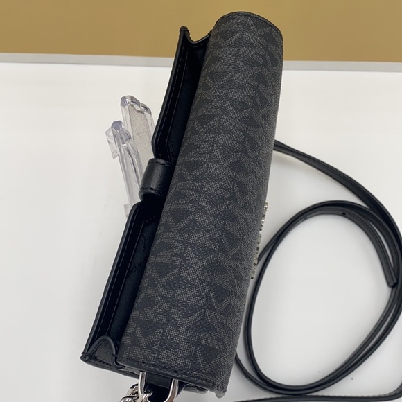 MICHAEL KORS MEDIUM MULTIFUNCTION PHONE XBody - Picture 5 of 16